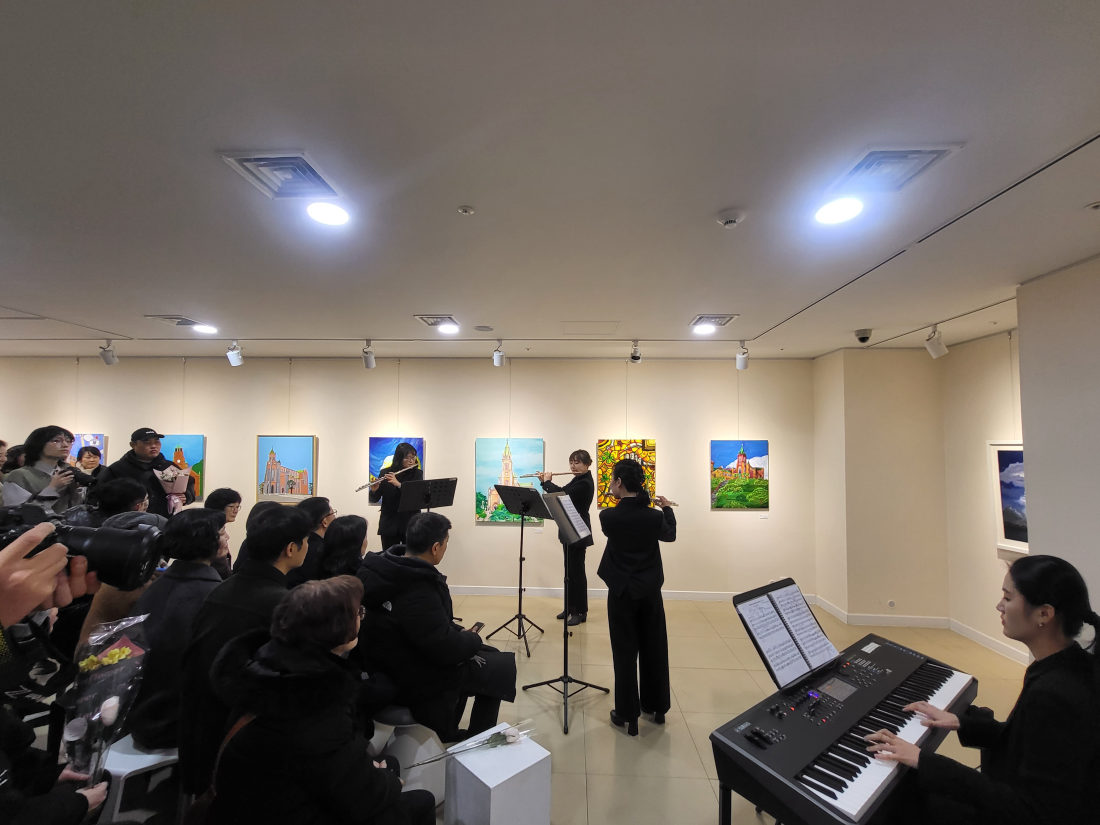 플루트 앙상블 연주 모습
