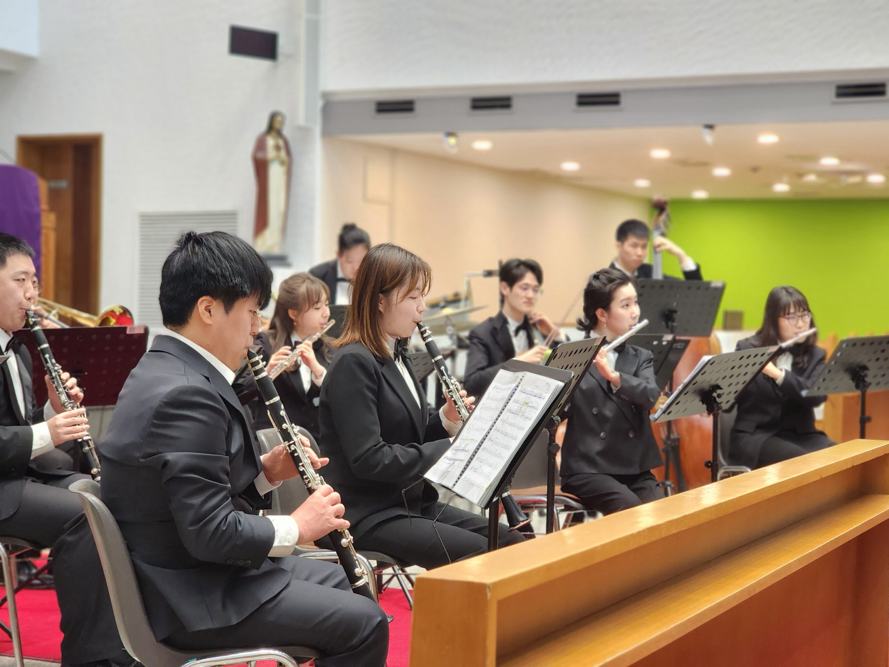 연주 중인 서초한우리오케스트라 단원들